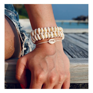 Breites Stretch Armband aus natürlichen Kauri-Muscheln für Damen im Ibiza und Boho Stil.