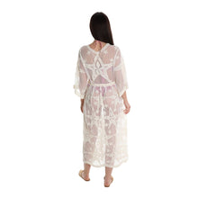 Laden Sie das Bild in den Galerie-Viewer, Weißer, langer Strand Kimono für Damen aus Spitze mit Stickerei in Boho Style
