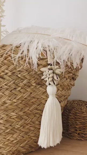 Handmade Makramee Taschenanhänger im Boho und Ibiza Stil mit Kauri Muscheln und Quaste.