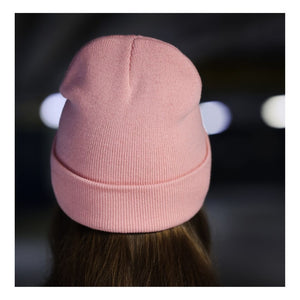 Damen schlichte Beanie Mütze für Winter in Farbe Rosa.