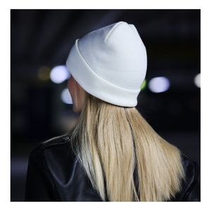 Damen schlichte Beanie Mütze für Winter in Farbe Weiß.