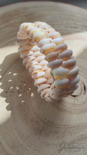 Breites Stretch Armband aus natürlichen Kauri-Muscheln für Damen im Ibiza und Boho Stil.