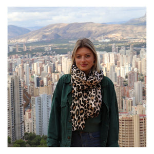 Wide scarf for women made of viscose with a leopard print.