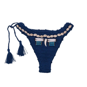 Damen Strick Bikini Hose in Farbe Blau mit Muscheln und Quaste. Häkelbikini im Ibiza und Boho Stil. 