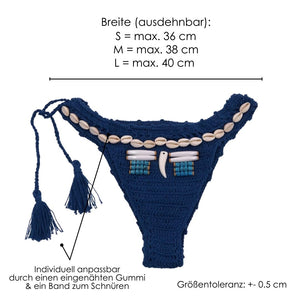 Damen Strick Bikini Hose in Farbe Blau mit Muscheln und Quaste. Häkelbikini im Ibiza und Boho Stil.