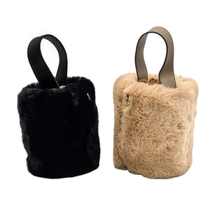 Kleine Eimer-Tasche, Umhängetasche aus kuschelweichem Webpelz in Farbe Beige und Schwarz