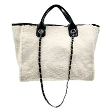 Laden Sie das Bild in den Galerie-Viewer, Trend Teddy Bag, kuschelige Tasche aus Plüsch in Farbe Weiß
